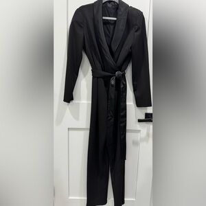 Adrianna Papell long-sleeve tuxedo-inspired jumpsuit. Black. Size: US 8